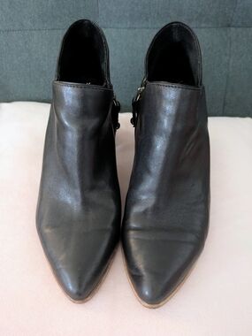 Frye Black Leather Ankle Booties Block Heel Size 8.5 Timeless Classic